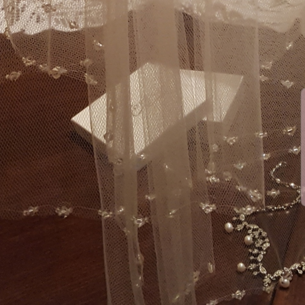 Wedding dress never worn...detachable train